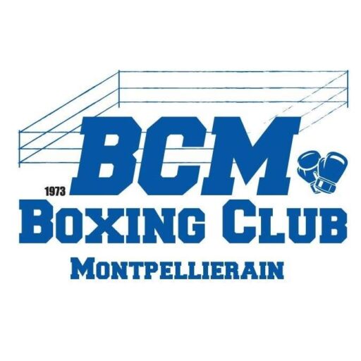 Logo officiel du BCM Boxing Club Montpelliérain, fond blanc avec ring stylisé et gants de boxe bleus